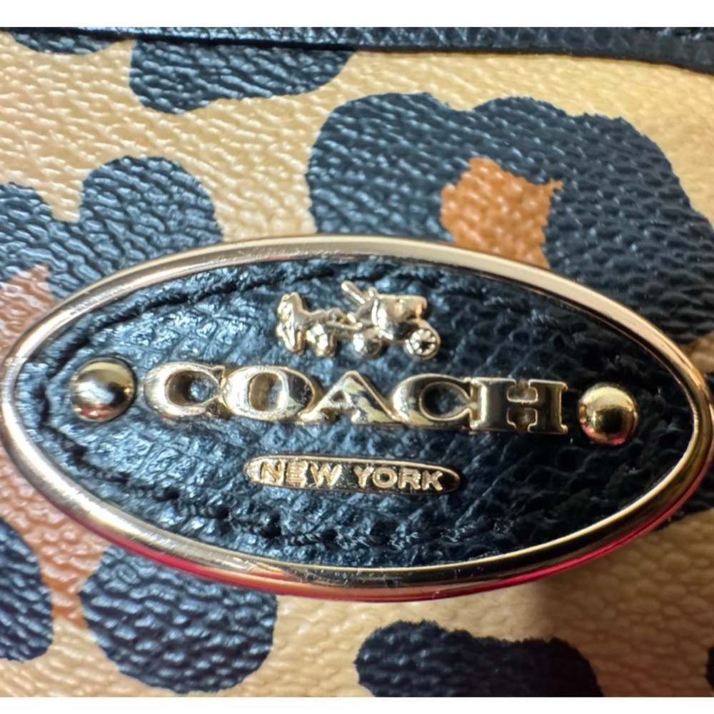 🔥 *Spotlight Stealer* Coach Gallery Bag
~ Leopard Print Posh Perfection! - Picture 6 of 16